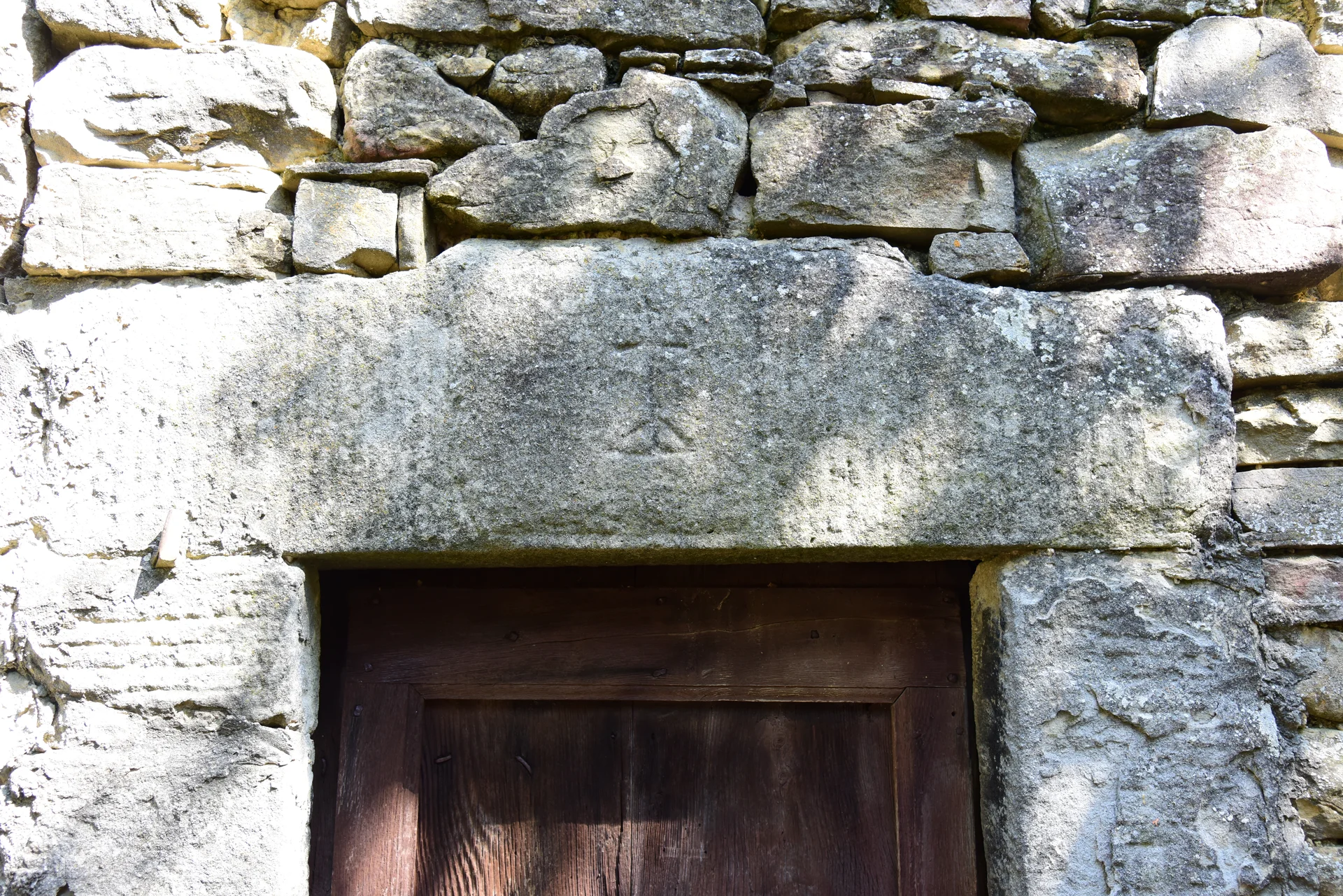 Architrave scolpito a Casa Ciocci – testimonianza dei Liguri Friniati