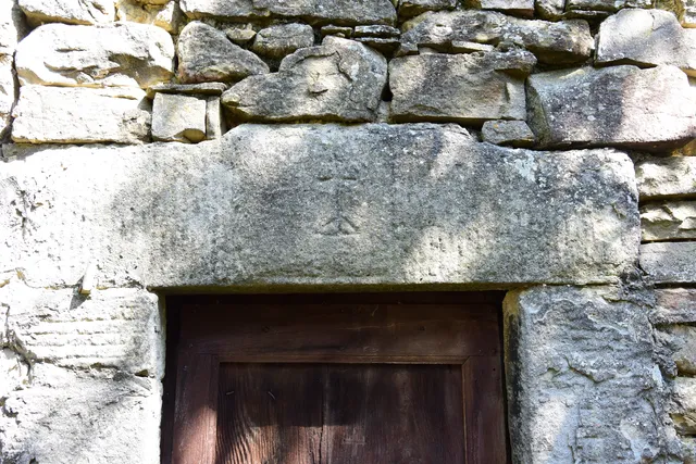 Architrave scolpito a Casa Ciocci