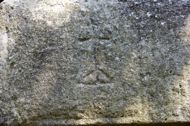 Dettaglio della croce incisa a Casa Ciocci