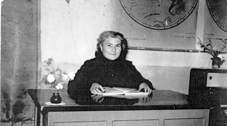 La Maestra Gemma Benvenuti alla scrivania