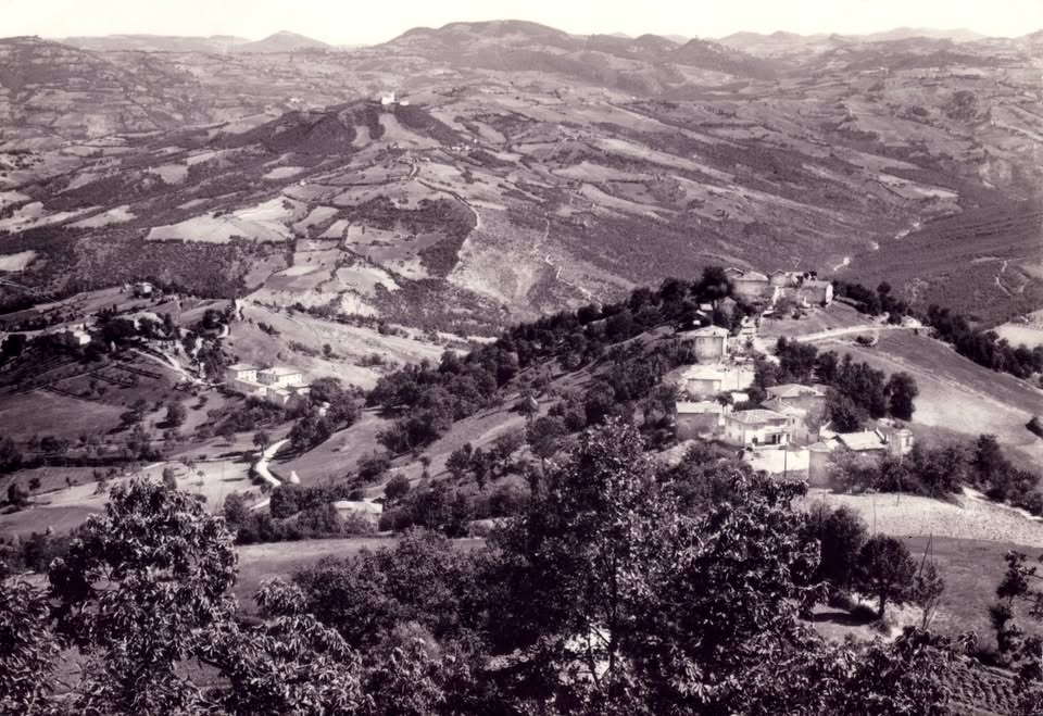 Panorama del borgo di Rocchetta Sandri tra i boschi dell'Appennino modenese